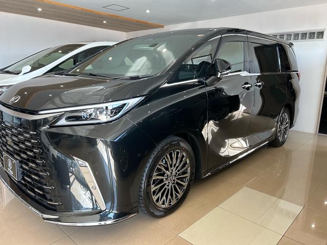 ＬＭ ＬＭ５００ｈ　バージョンＬ　４ＷＤ　登録済未使用車　ナビ　フルセグＴＶ　バックカメラ　全周囲カメラ　後席モニタ　ドライブレコーダー　ＥＴＣ２．０　クルーズコントロール　レーンアシスト　電動リアゲート　オットマン　シートヒーター（4枚目）