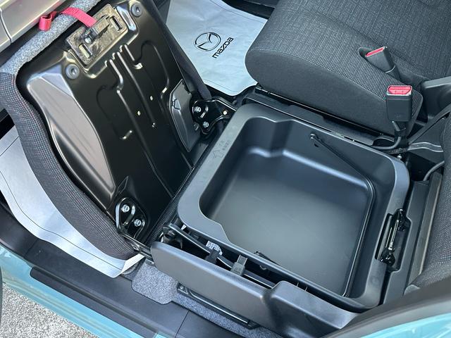 助手席シートアンダーボックス！人目につきにくいので、あまり見せたくない汚れ物や、頻繁に使用しない清掃グッズなどの収納に最適です☆