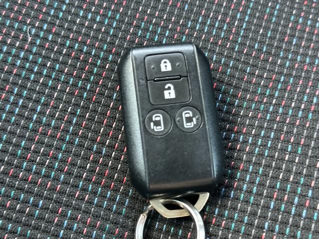 スマートキー★キーをバッグやポケットに入れたままドアの解錠や施錠、エンジンのＯＮ／ＯＦＦが操作可能です◎