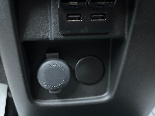 ＵＳＢ端子が２つ差し込めるようになっています！ケーブルを接続することで車内でスマートフォン等の充電が可能に！シガーソケットもあります