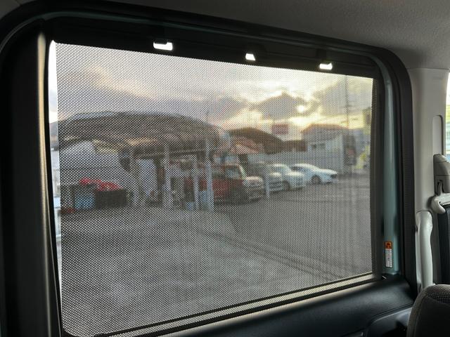 後席には直射日光を防ぐロールサンシェードを装備☆プライバシーの保護にも役立ちます！