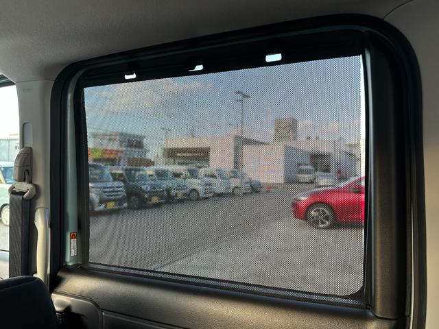 後席には直射日光を防ぐロールサンシェードを装備☆プライバシーの保護にも役立ちます！