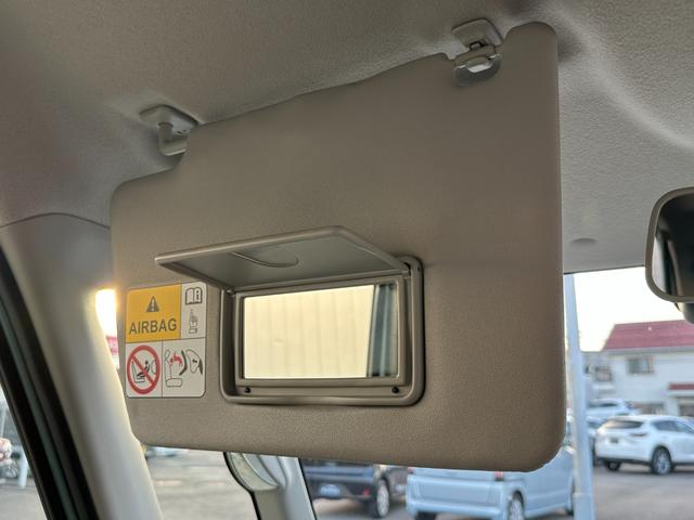 助手席にもついています！おクルマから出る前に身だしなみチェックができますね！