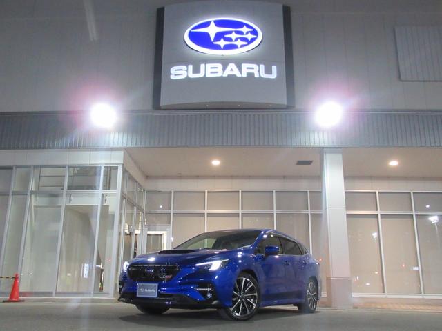 スバルの代表色「ＷＲブルーパール」のレヴォーグ入庫。 スマートリヤビューミラー、前後録画型ドライブレコーダー装備。