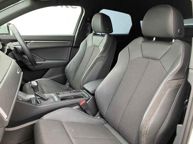 Ｑ３スポーツバック ３５ＴＦＳＩ　Ｓライン　アダプティブクルーズコントロール　レーンアシスト　バーチャルコックピット　スマートフォンインターフェイス　ハーフレザーシート　シートヒーター　サラウンドビューカメラ　１９インチアルミ（7枚目）