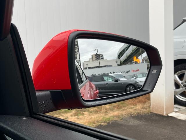 車両後部に設置されたセンサーが走行中に後方を監視し、並走車両がいる場合にはミラー内側のＬＥＤによってドライバーへ注意をうながします。これによって車線変更の際の後方確認の手助けをしてくれます。