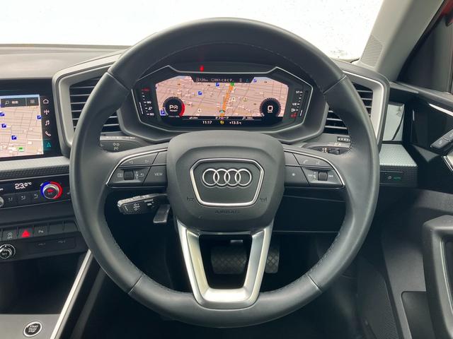 運転のストレスはハンドルの握りやすさも影響しています。触り心地の良い素材でグリップのしやすい形状、運転中もナビゲーション等の操作が行えるようにマルチファンクションボタンもございます。