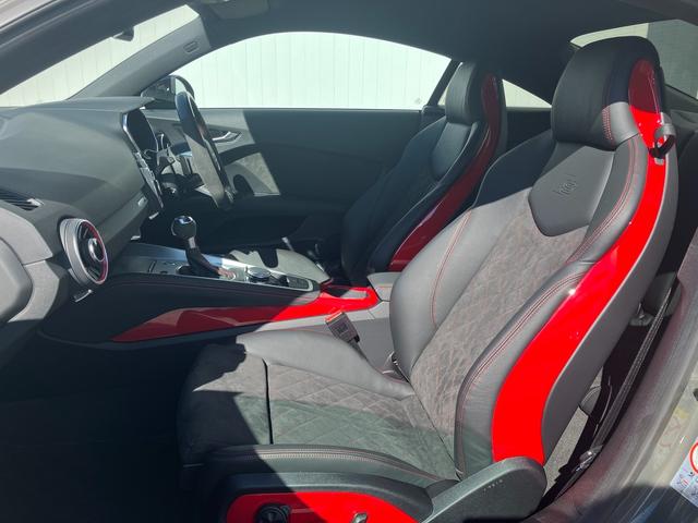 TTクーペ Sラインコンペティションプラス Sline マトリクスLEDヘッドライト ブラックスタイリング マグネティックライド プライバシーガラス クルーズコントロール 19インチアルミ レッドキャリパー RSリヤスポイラー(7枚目)