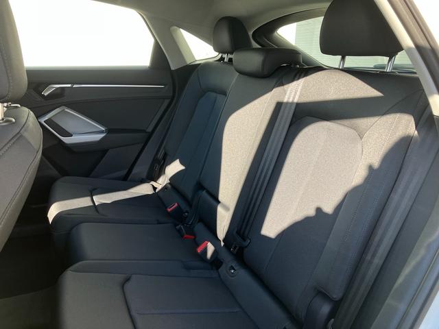 Ｑ３スポーツバック ３５ＴＦＳＩ　元デモカー　アダプティブクルーズコントロール　サイドアシスト　レーンアシスト　サラウンドビューカメラ　バーチャルコックピット　ＬＥＤヘッドライト　１８インチアルミ（11枚目）