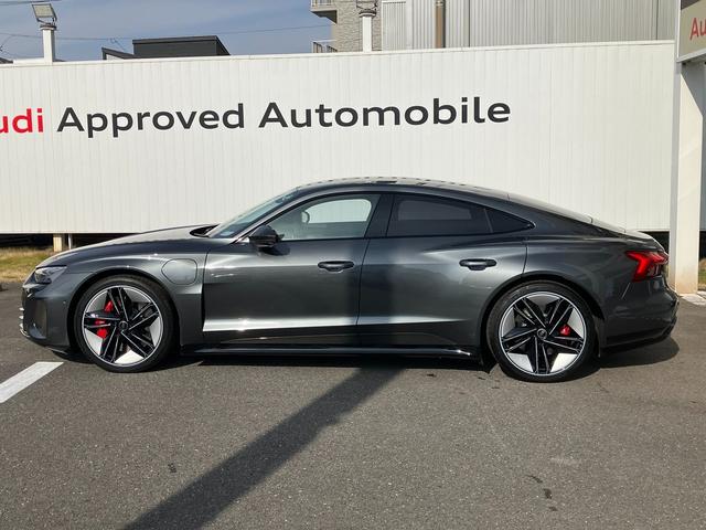 ＲＳ ｅ－トロンＧＴ ベースグレード　マトリクスレーザーライト　サラウンドビューカメラ　バーチャルコックピット　レザーシート　電動シート　シートヒーター　２１インチアルミ　カーボンパッケージ（2枚目）