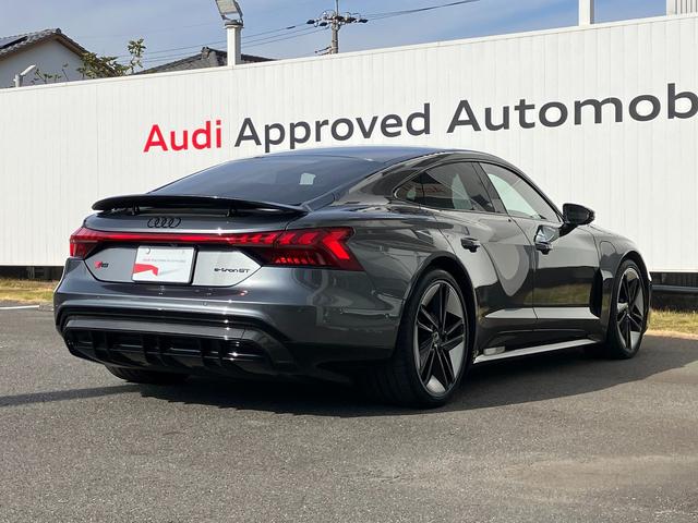 ＲＳ ｅ－トロンＧＴ ベースグレード　マトリクスレーザーライト　サラウンドビューカメラ　バーチャルコックピット　レザーシート　電動シート　シートヒーター　２１インチアルミ　カーボンパッケージ（3枚目）