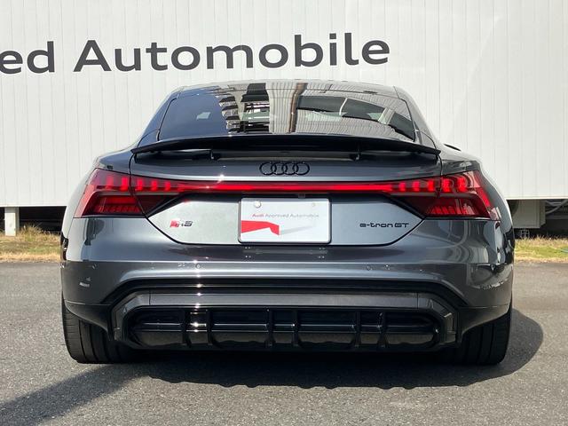 ＲＳ ｅ－トロンＧＴ ベースグレード　マトリクスレーザーライト　サラウンドビューカメラ　バーチャルコックピット　レザーシート　電動シート　シートヒーター　２１インチアルミ　カーボンパッケージ（5枚目）