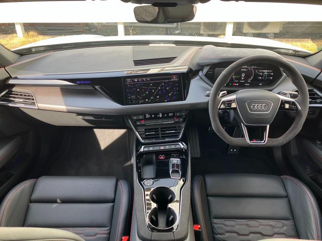 ＲＳ ｅ－トロンＧＴ ベースグレード　マトリクスレーザーライト　サラウンドビューカメラ　バーチャルコックピット　レザーシート　電動シート　シートヒーター　２１インチアルミ　カーボンパッケージ（9枚目）