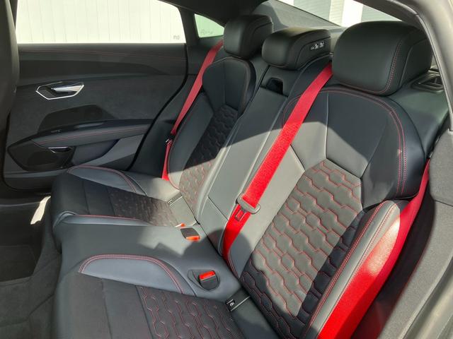 ＲＳ ｅ－トロンＧＴ ベースグレード　マトリクスレーザーライト　サラウンドビューカメラ　バーチャルコックピット　レザーシート　電動シート　シートヒーター　２１インチアルミ　カーボンパッケージ（11枚目）