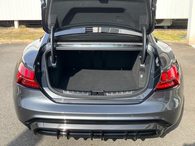 ＲＳ ｅ－トロンＧＴ ベースグレード　マトリクスレーザーライト　サラウンドビューカメラ　バーチャルコックピット　レザーシート　電動シート　シートヒーター　２１インチアルミ　カーボンパッケージ（12枚目）