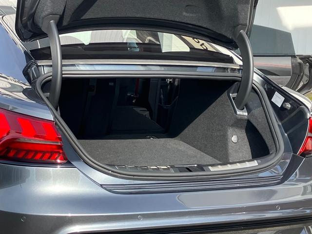 ＲＳ ｅ－トロンＧＴ ベースグレード　マトリクスレーザーライト　サラウンドビューカメラ　バーチャルコックピット　レザーシート　電動シート　シートヒーター　２１インチアルミ　カーボンパッケージ（13枚目）