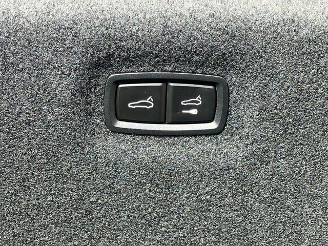 ＲＳ ｅ－トロンＧＴ ベースグレード　マトリクスレーザーライト　サラウンドビューカメラ　バーチャルコックピット　レザーシート　電動シート　シートヒーター　２１インチアルミ　カーボンパッケージ（14枚目）