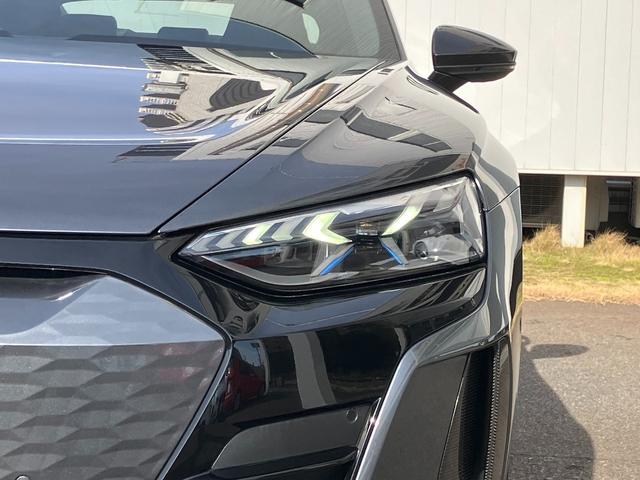 ＲＳ ｅ－トロンＧＴ ベースグレード　マトリクスレーザーライト　サラウンドビューカメラ　バーチャルコックピット　レザーシート　電動シート　シートヒーター　２１インチアルミ　カーボンパッケージ（15枚目）