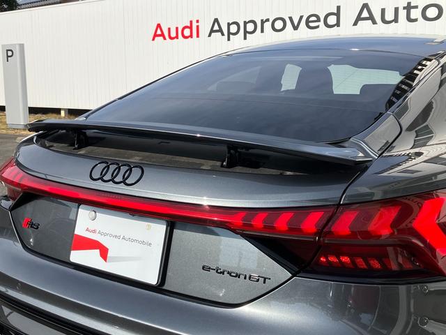 ＲＳ ｅ－トロンＧＴ ベースグレード　マトリクスレーザーライト　サラウンドビューカメラ　バーチャルコックピット　レザーシート　電動シート　シートヒーター　２１インチアルミ　カーボンパッケージ（17枚目）