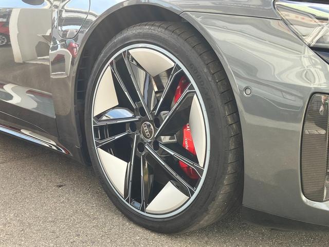 ＲＳ ｅ－トロンＧＴ ベースグレード　マトリクスレーザーライト　サラウンドビューカメラ　バーチャルコックピット　レザーシート　電動シート　シートヒーター　２１インチアルミ　カーボンパッケージ（18枚目）