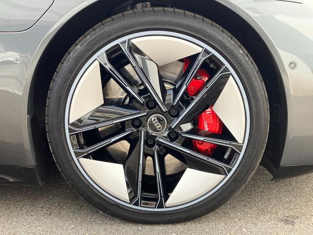 ＲＳ ｅ－トロンＧＴ ベースグレード　マトリクスレーザーライト　サラウンドビューカメラ　バーチャルコックピット　レザーシート　電動シート　シートヒーター　２１インチアルミ　カーボンパッケージ（19枚目）