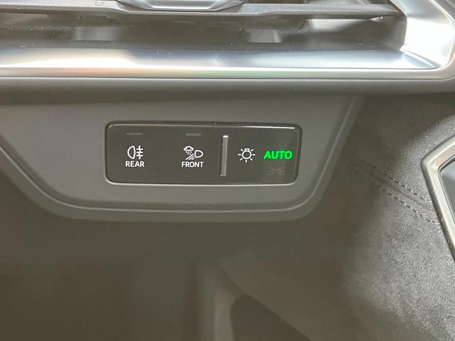 ＲＳ ｅ－トロンＧＴ ベースグレード　マトリクスレーザーライト　サラウンドビューカメラ　バーチャルコックピット　レザーシート　電動シート　シートヒーター　２１インチアルミ　カーボンパッケージ（24枚目）