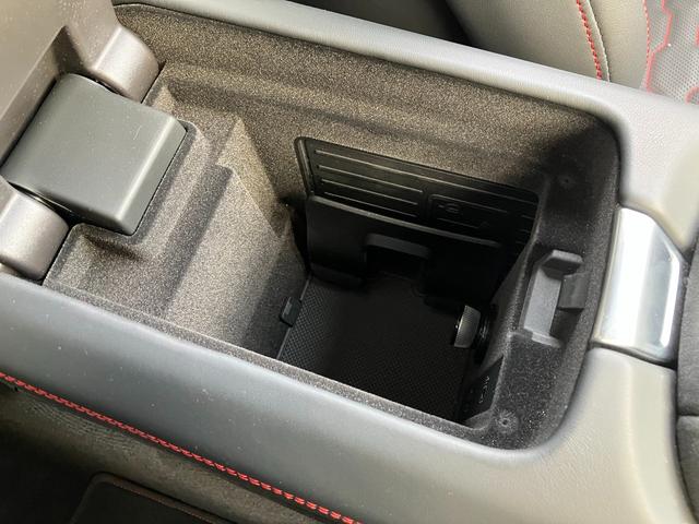 ＲＳ ｅ－トロンＧＴ ベースグレード　マトリクスレーザーライト　サラウンドビューカメラ　バーチャルコックピット　レザーシート　電動シート　シートヒーター　２１インチアルミ　カーボンパッケージ（28枚目）