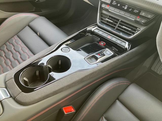 ＲＳ ｅ－トロンＧＴ ベースグレード　マトリクスレーザーライト　サラウンドビューカメラ　バーチャルコックピット　レザーシート　電動シート　シートヒーター　２１インチアルミ　カーボンパッケージ（29枚目）