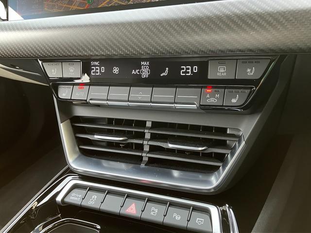 ＲＳ ｅ－トロンＧＴ ベースグレード　マトリクスレーザーライト　サラウンドビューカメラ　バーチャルコックピット　レザーシート　電動シート　シートヒーター　２１インチアルミ　カーボンパッケージ（30枚目）