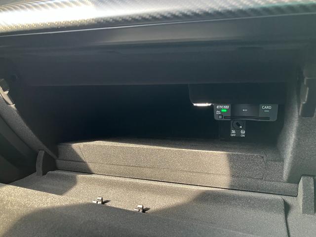 ＲＳ ｅ－トロンＧＴ ベースグレード　マトリクスレーザーライト　サラウンドビューカメラ　バーチャルコックピット　レザーシート　電動シート　シートヒーター　２１インチアルミ　カーボンパッケージ（32枚目）