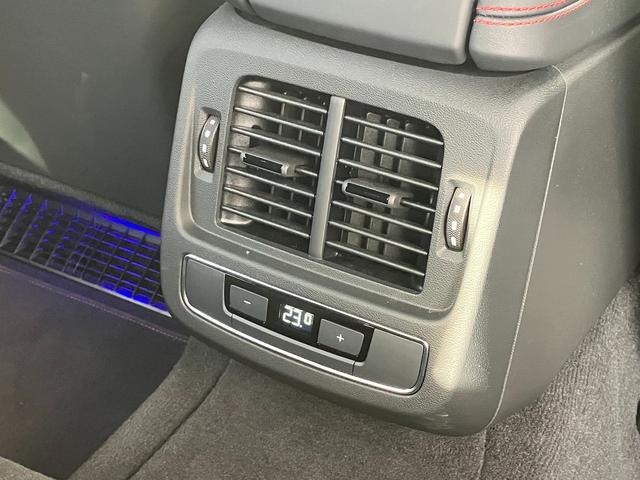 ＲＳ ｅ－トロンＧＴ ベースグレード　マトリクスレーザーライト　サラウンドビューカメラ　バーチャルコックピット　レザーシート　電動シート　シートヒーター　２１インチアルミ　カーボンパッケージ（54枚目）