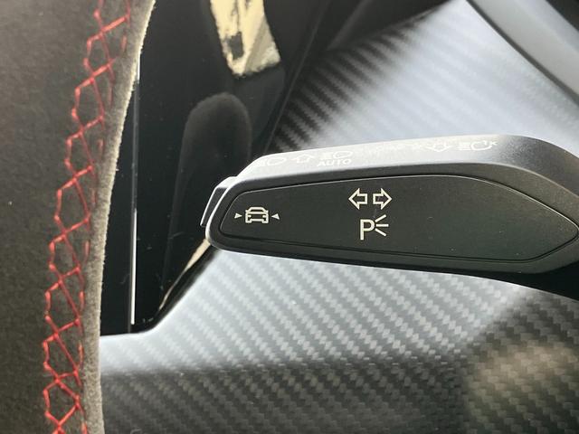 ＲＳ ｅ－トロンＧＴ ベースグレード　マトリクスレーザーライト　サラウンドビューカメラ　バーチャルコックピット　レザーシート　電動シート　シートヒーター　２１インチアルミ　カーボンパッケージ（56枚目）