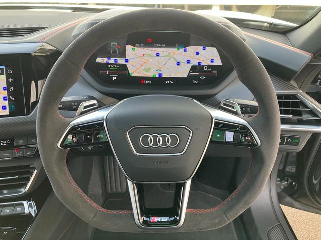 ＲＳ ｅ－トロンＧＴ ベースグレード　マトリクスレーザーライト　サラウンドビューカメラ　バーチャルコックピット　レザーシート　電動シート　シートヒーター　２１インチアルミ　カーボンパッケージ（62枚目）