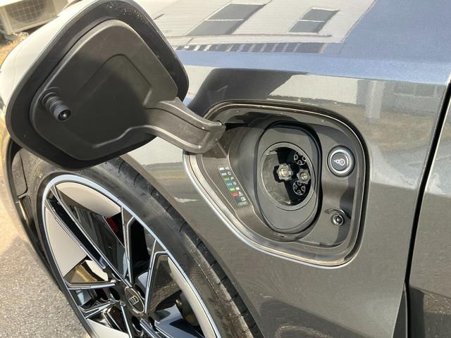 ＲＳ ｅ－トロンＧＴ ベースグレード　マトリクスレーザーライト　サラウンドビューカメラ　バーチャルコックピット　レザーシート　電動シート　シートヒーター　２１インチアルミ　カーボンパッケージ（64枚目）