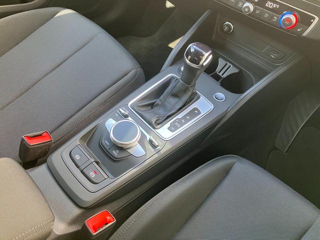 マニュアルのダイレクト感と動力伝達効率を持ち、オートマの手軽さを併せ持つアウディのトランスミッションは２つのクラッチを持ち、それぞれを切り替えることで瞬時の変速が可能になっています。