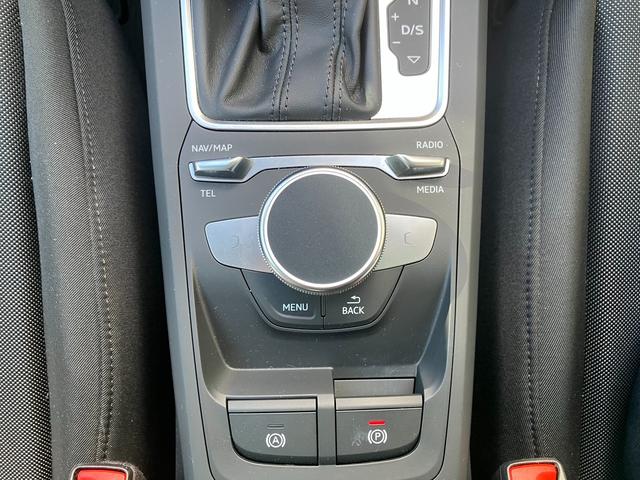 アウディ独自のナビゲーションシステムはＭＭＩ（マルチメディアインターフェイス）と呼ばれ、中央の大きなダイヤルを中心としたボタン配置となっており、操作のしやすさが特徴のシステムになっています。