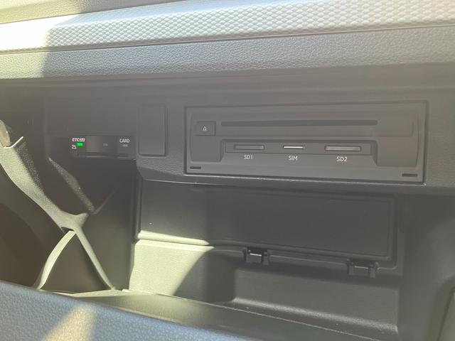 助手席グローブボックスの内部にはＥＴＣ車載器をはじめ、ＣＤやＤＶＤ、ＳＤカードを挿入する場所があります。