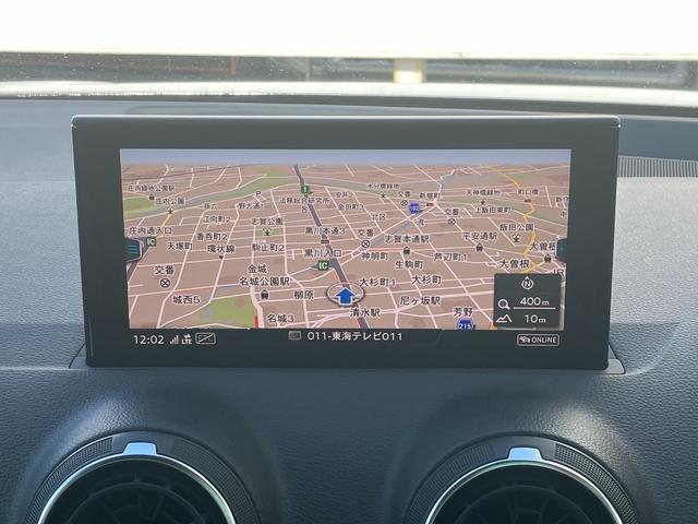 ＭＭＩナビゲーションシステムを映し出すディスプレイは運転中に大きく目線を外すことなく確認しやすい位置にあり、ナビゲーションの他にもエンターテイメントや各種設定をご覧いただけます。