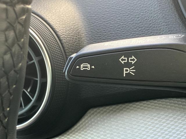 前方を監視するカメラが、車線変更のためのウィンカーが出ていない状態で白線を逸脱しそうになるとステアリングを操作し、車線内へ戻してくれます。