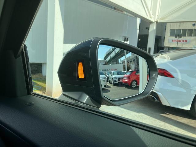 車両後部に設置されたセンサーが走行中に後方を監視し、並走車両がいる場合にはミラー内側のＬＥＤによってドライバーへ注意をうながします。これによって車線変更の際の後方確認の手助けをしてくれます。