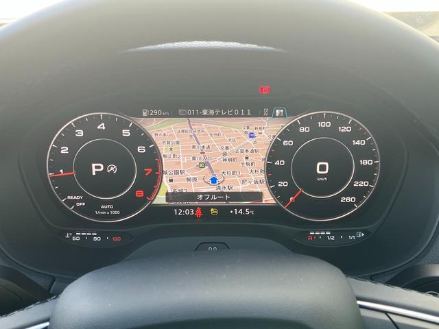 メーターパネル類全てに液晶パネルを採用したバーチャルコックピットを搭載。従来通りのメーター表示から液晶だからこそ可能になったナビゲーション表示など多数の機能的な装備です。