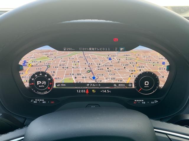 メーターパネル類全てに液晶パネルを採用したバーチャルコックピットを搭載。従来通りのメーター表示から液晶だからこそ可能になったナビゲーション表示など多数の機能的な装備です。