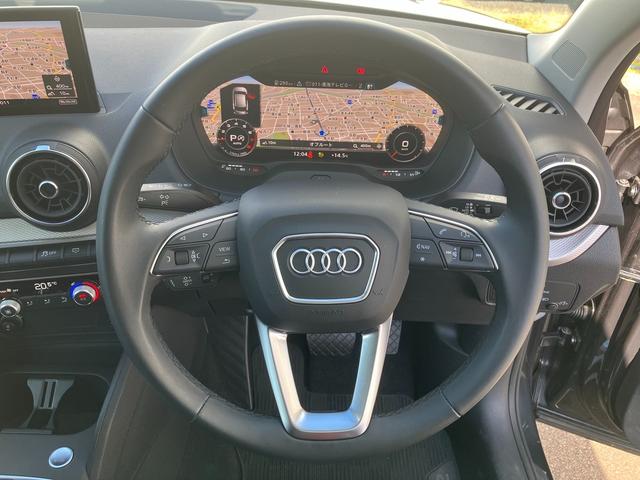 運転のストレスはハンドルの握りやすさも影響しています。触り心地の良い素材でグリップのしやすい形状、運転中もナビゲーション等の操作が行えるようにマルチファンクションボタンもございます。