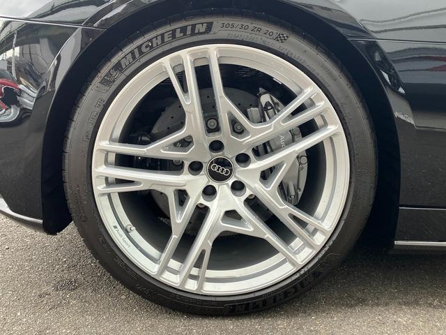 Ｒ８ Ｖ１０クーペパフォマンス５．２ＦＳＩクワＳトロニック　２０２２モデル　カーボンパネル　アルカンタラヘッドライニング　ブラックスタイリング　バング＆オルフセンサウンドシステム　ダイナミックステアリング　ＬＥＤレーザーハイビーム　２０インチアルミ（17枚目）