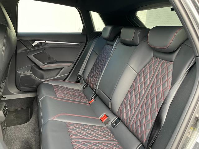 S3 スポーツバック ブラックスタイリング 19インチアルミ レザーシート プライバシーガラス マトリクスLEDヘッドライト 電動シート シートヒーター リヤカメラ コーナーセンサー バーチャルコックピット(8枚目)