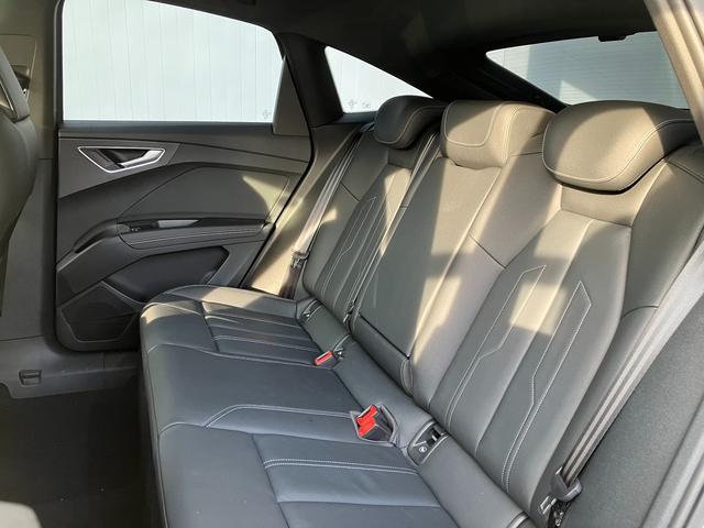 Ｑ４スポーツバック ｅ－トロン ４０ｅ－トロン　Ｓライン　アダプティブクルーズコントロール　サイドアシスト　レーンアシスト　レザーシート　サラウンドビューカメラ　バーチャルコックピット　マトリクスＬＥＤヘッドライト　２０インチアルミ（8枚目）