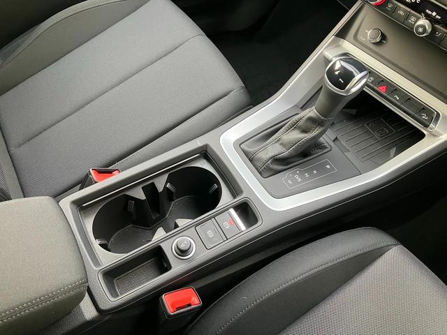 Ｑ３ ３５ＴＦＳＩアドバンスド　アダプティブクルーズコントロール　サイドアシスト　レーンアシスト　サラウンドビューカメラ　バーチャルコックピット　ＬＥＤヘッドライト　１８インチアルミ　スマートフォンインターフェイス（21枚目）