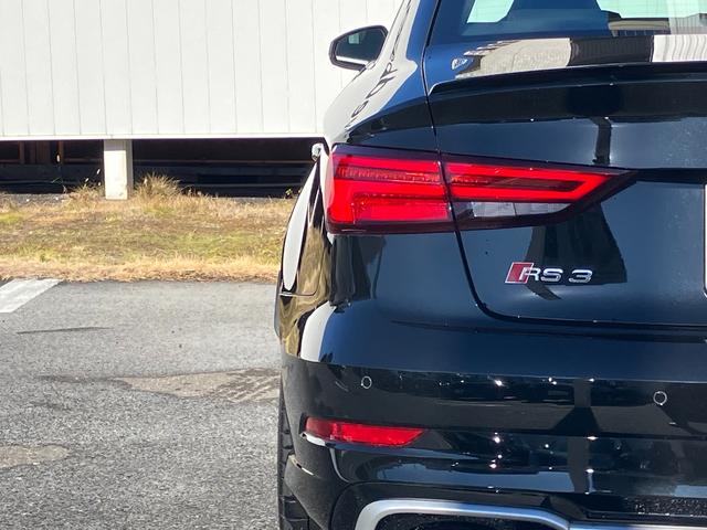 ＲＳ３ ベースグレード　アダプティブクルーズコントロール　サイドアシスト　レーンアシスト　レザーシート　シートヒーター　リヤカメラ　コーナーセンサー　マトリクスＬＥＤヘッドライト　１９インチアルミ　ＴＶチューナー（12枚目）