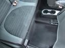 後部座席の足元です 狭くないです