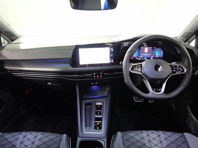 �q�k�h�m�d��p�C���e���A�f�U�C���ŃX�|�[�e�B�[�Ȉ�ۂ�^���Ă���܂��B